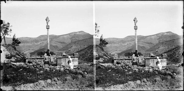 Un home i dues dones al peu de la creu de Corbera de Llobregat