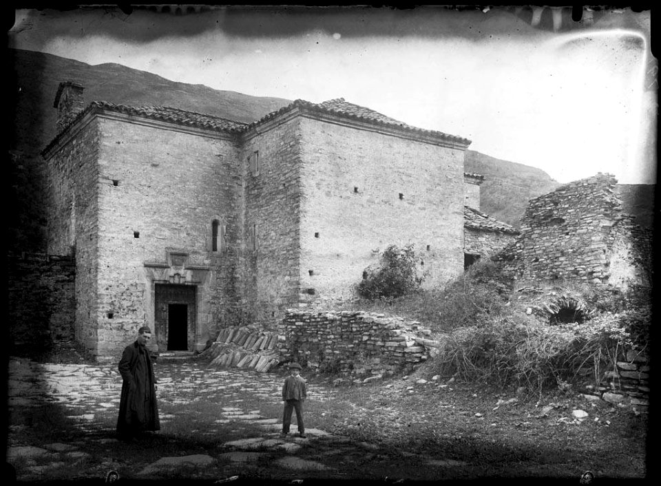 Un sacerdot i un nen davant de l'ermita de San Pedro de Tabernas