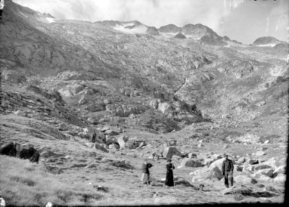 Un home i dues dones a la plana de la Renclusa amb muntanyes al darrere photo