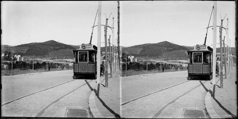 Un tramvia prop de l'estació del funicular del Tibidabo i al fons algunes cases