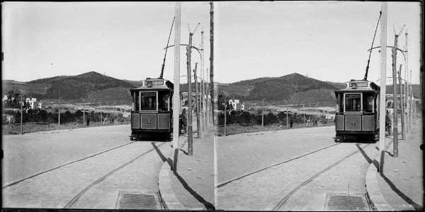 Un tramvia prop de l'estació del funicular del Tibidabo i al fons algunes cases