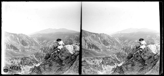 Una alpinista al cim del Gra de Fajol i vista de la portella de Mentet i el massís del Canigó al fons