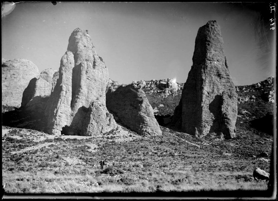 Un home i al darrere agulles anomenades Mallos de Galachos photo