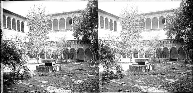 Un nen al centre del claustre del monestir de Sant Cugat