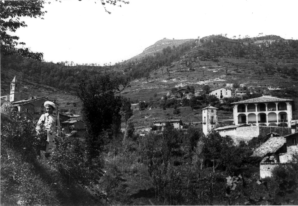 Un nen amb el Cavaller de Vidrà i el Bartolí al fons