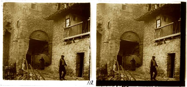 Un home i una dona al carrer al costat d'una casa