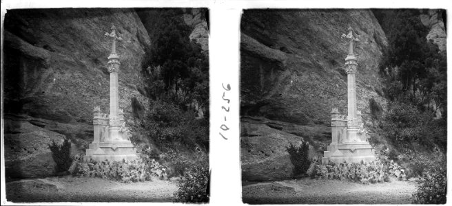 Una creu al santuari de Montserrat photo