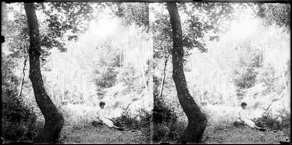 Un noi assegut al terra del bosc entre la font de la Llet a Sant Cebrià d'Horta