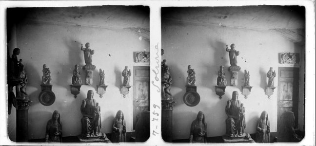Una agrupació d ' imatges religioses a l ' interior del museu diocesà de Solsona