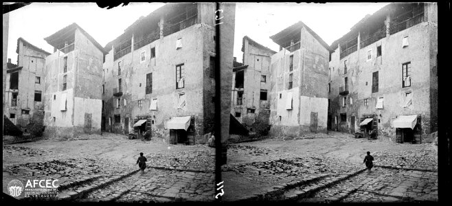 Un nen corrent per la Plaça Major de Sant Llorenç de Morunys (AFCEC VINTRO B 00163)