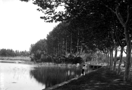 Un nen pescant a la riba del llac de Puigcerdà (AFCEC VINTRO D 3162) (cropped)