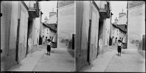 Un nen en un carrer de Cardedeu