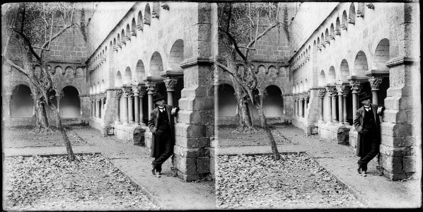 Un home al interior del claustre del monestir de Sant Cugat