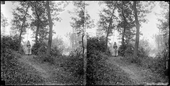 Una dona en un camí enmig d'un bosc