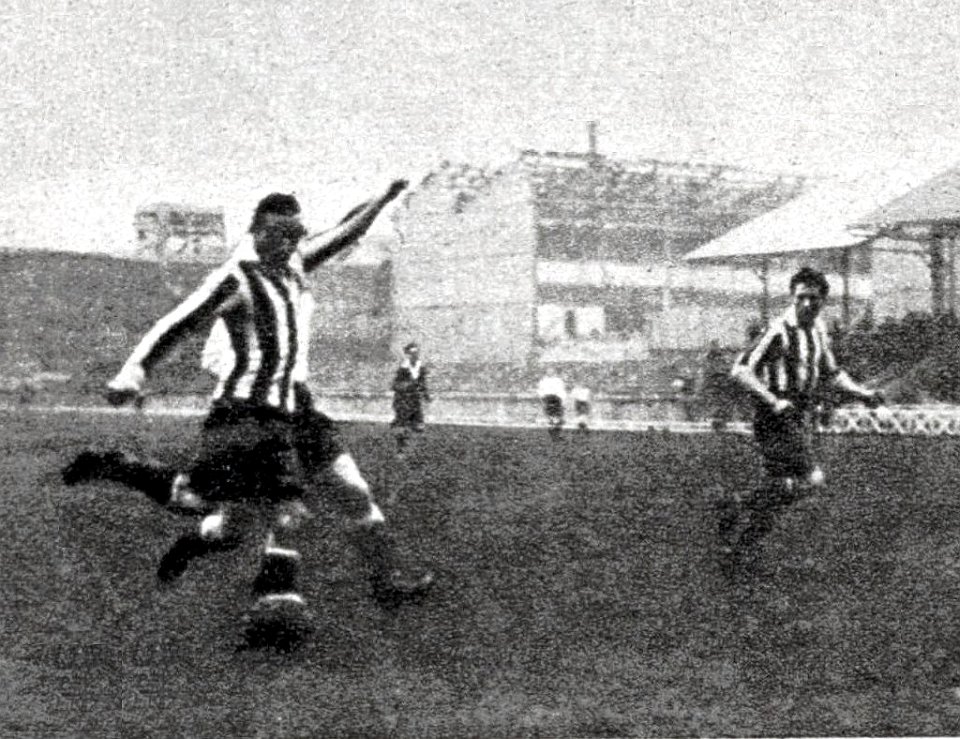 Un shoot de Juste Brouzes (rayé), lors de Red Star-Racing au Stade de Paris, en novembre 1923