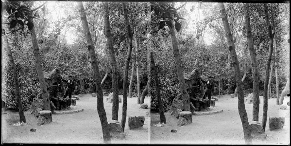 Un noi al costat d'una font al parc de la Ciutadella