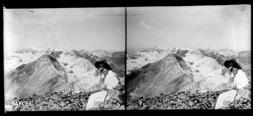 Una dona al cim del Bastiments voltat de cims nevats