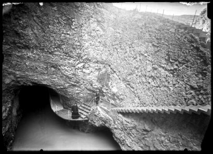 Un sacerdot i un altre home a l'entrada del primer túnel del canal d'Aragó i Catalunya
