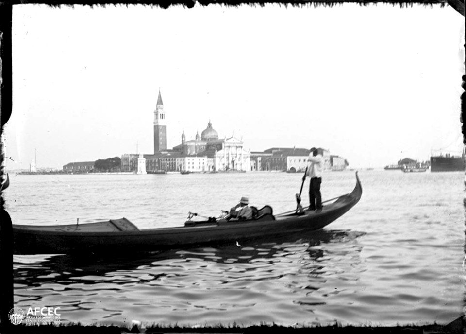 Una góndola amb dos homes i al fons l'illa de San Giorgio Maggiore