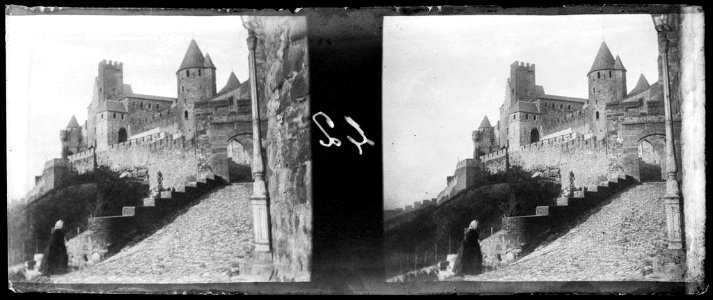 Una dona pujant cap a la ciutat fortificada de Carcassona