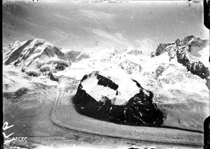 Una glacera i muntanyes nevades