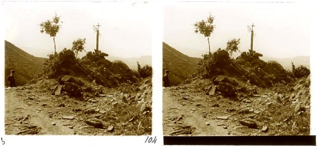 Una creu de terme al costat d'un camí de muntanya