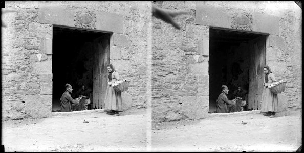 Un home i una dona al portal d'una casa i una dona al carrer