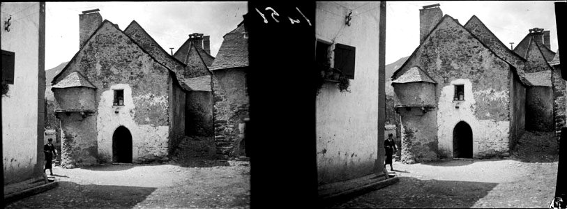 Una dona en un carrer d'un poble