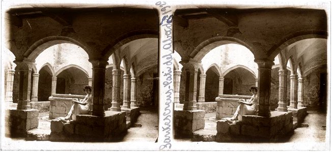 Una dona posant al pati del Abad del monestir de Santes Creus