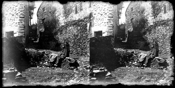 Una dona en un carrer de Tregurà de Dalt