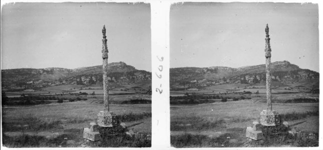 Una creu de terme a Prades photo