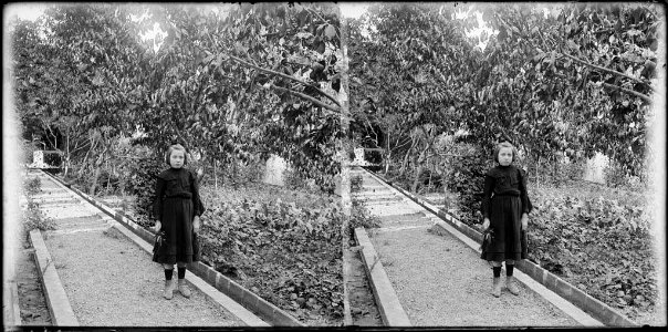 Una nena en un jardí a Cardedeu
