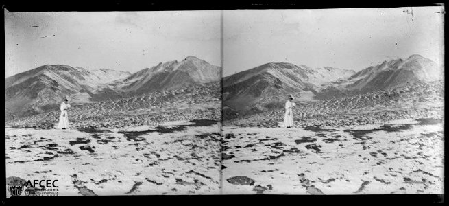 Una dona al coll de la Marrana i al fons el pic de l'Infern i el puig de Tirapits
