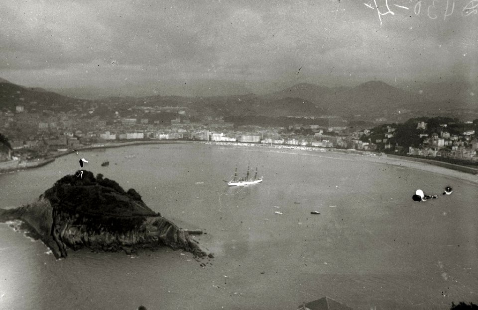 Una fragata de la Armada en la bahía de la Concha vista desde el monte Igeldo (1 de 1) - Fondo Car-Kutxa Fototeka