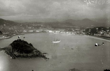 Una fragata de la Armada en la bahía de la Concha vista desde el monte Igeldo (1 de 1) - Fondo Car-Kutxa Fototeka