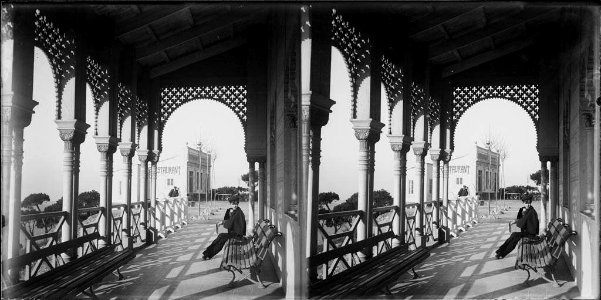 Un noi al mirador del Pavelló de la Reina al Tibidabo