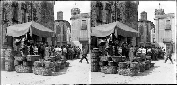 Una parada de cistells en un mercat a la plaça de la Constitució de Granollers
