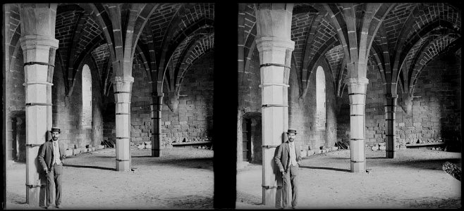 Un senyor posant a la sala del monestir de Poblet on s'ubicava la biblioteca