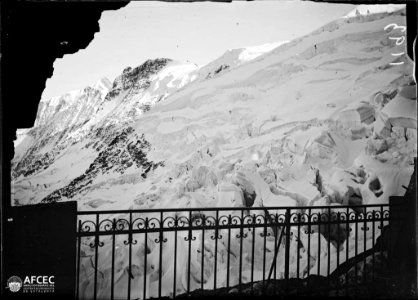 Una glacera i muntanyes nevades des d'un mirador a la roca