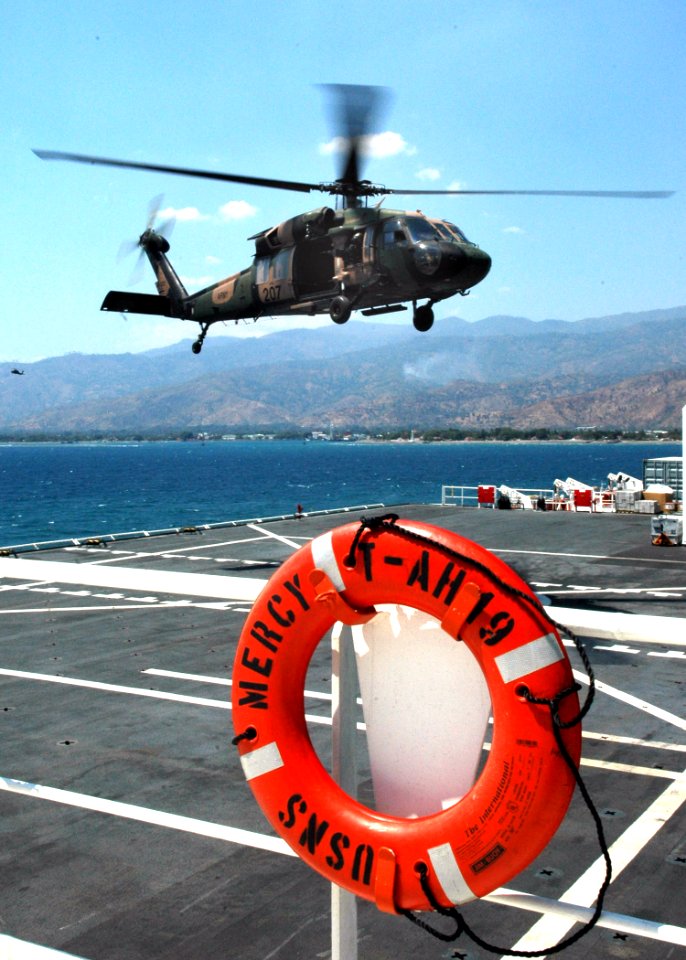 US Navy 060830-N-3714J-026 An Australian Army Black Hawk helicopter from B Squadron 5th Aviation Regiment, lands aboard the Military Sealift Command (MSC) hospital ship USNS Mercy (T-AH 19)