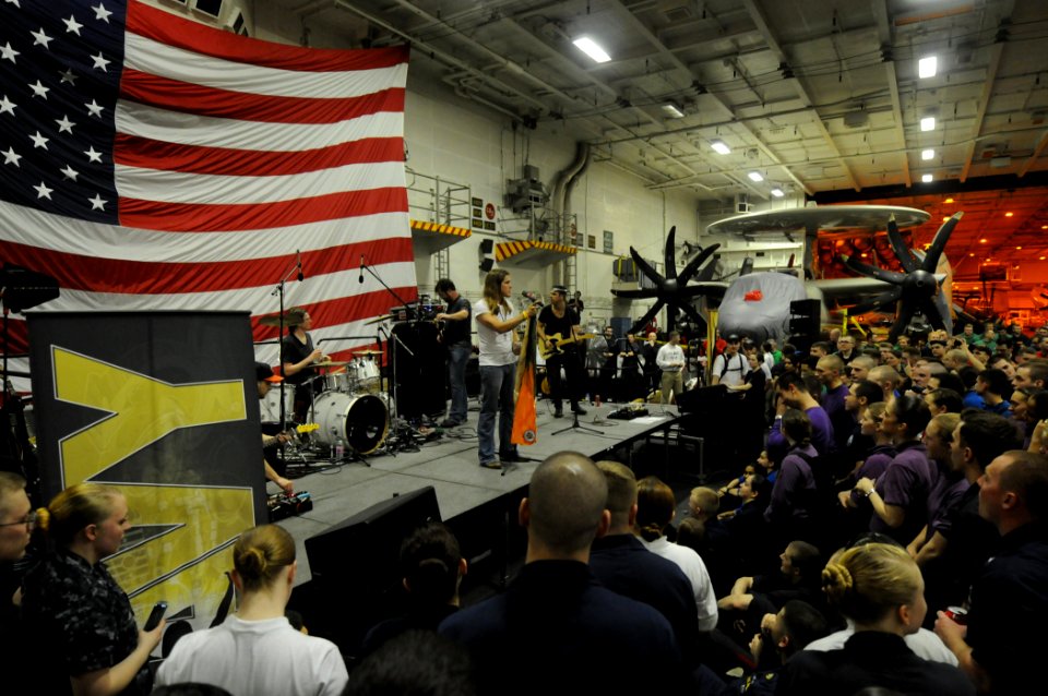 USS George H.W. Bush (CVN 77) 140511-N-IM823-488 (14172307182)