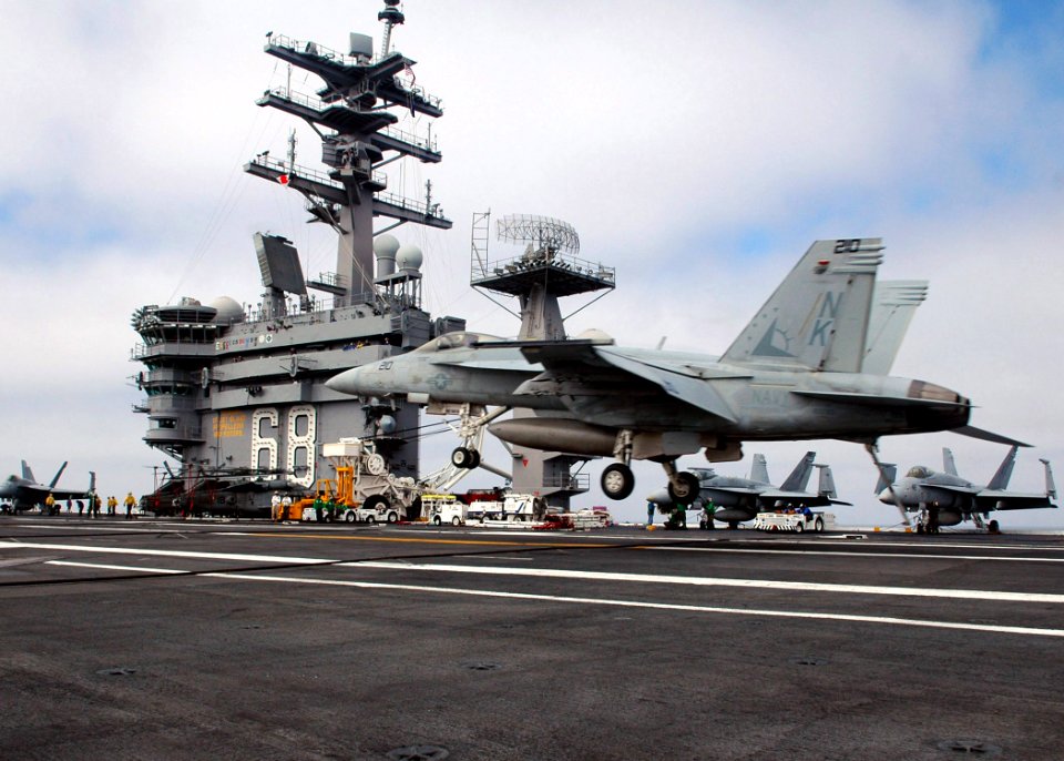 US Navy 060830-N-6326B-039 An F-A-18C Hornet assigned to the Sunliners of Strike Fighter Squadron Eight One (VFA-81) lands on the flight deck