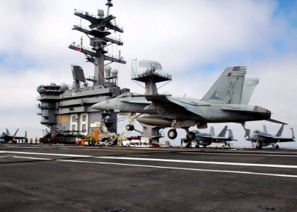 US Navy 060830-N-6326B-039 An F-A-18C Hornet assigned to the Sunliners of Strike Fighter Squadron Eight One (VFA-81) lands on the flight deck