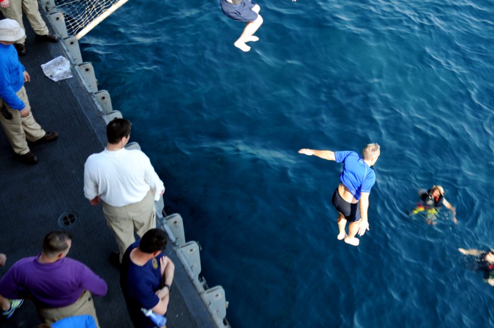 USS George H.W. Bush (CVN 77) 140511-N-IM823-048 (13988318899)