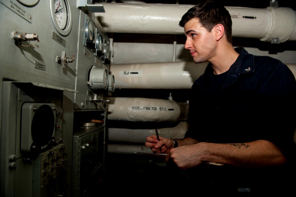 USS GEORGE H.W. BUSH (CVN 77) 140430-N-CS564-042 (14088183504)