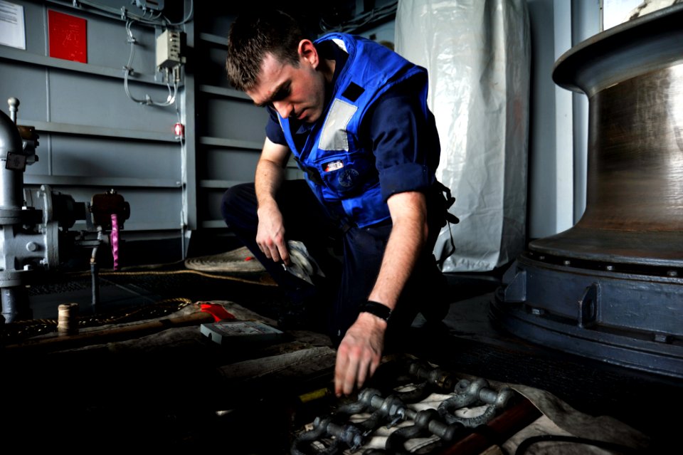 USS George H.W. Bush (CVN 77) 140520-N-CS564-015 (14048523449)