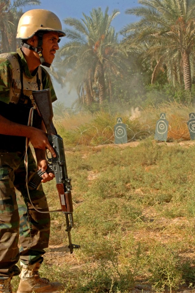 US Navy 060915-N-4097B-015 An Iraqi army soldier with 3rd Battalion, 4th Brigade, 1st Iraqi Army Division prepares to conduct a marksmanship movement during a live-fire exercise near Baqubah, Iraq