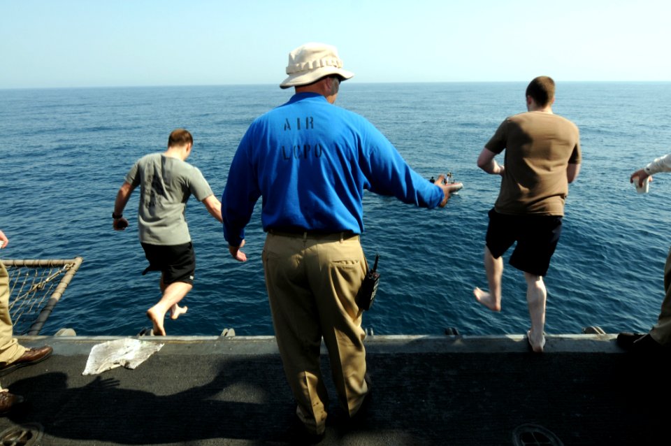 USS George H.W. Bush (CVN 77) 140511-N-IM823-009 (13988347747)