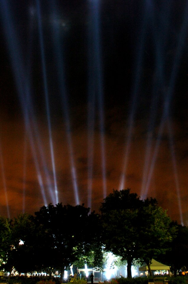 US Navy 060910-N-0696M-259 184 beams of light projected from the Pentagon courtyard illuminate the night sky to commemorate each life lost at the Pentagon on the five-year anniversary of the Sept. 11 terrorist attacks on New Yo