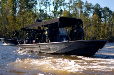 US Navy 061023-N-5319A-001 Sailors assigned to Naval Small Craft Instruction and Technical Training School (NAVSCIATTS) train personnel from the Iraqi Riverine Police Force